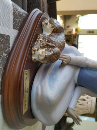 Porcelana Turis Excepcional figura niña con perro.