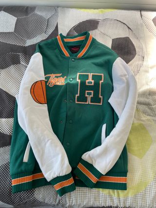 Chaqueta Universitaria Stranger Things Verde