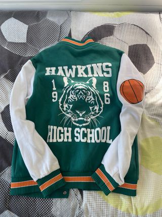 Chaqueta Universitaria Stranger Things Verde