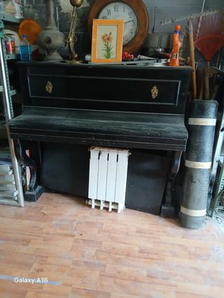Piano negro antiguo