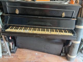 Piano negro antiguo