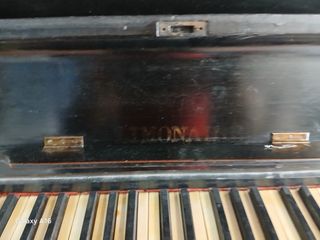 Piano negro antiguo