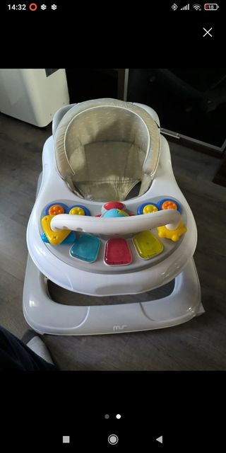 Andador para bebé con juguetes