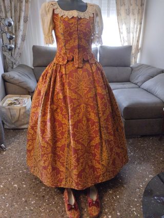 Traje de huertana fallera oro y rojo