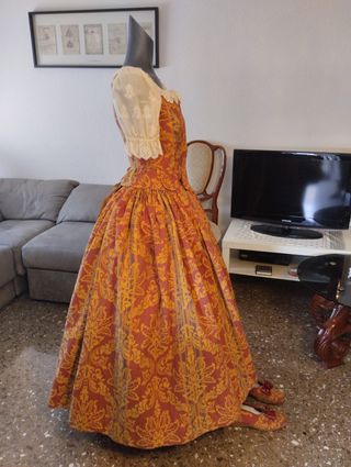Traje de huertana fallera oro y rojo