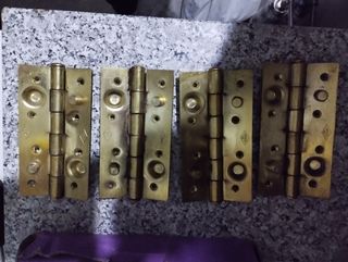 Bisagras de seguridad doradas