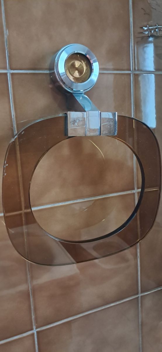 Espejo Retro Marrón con complementos.