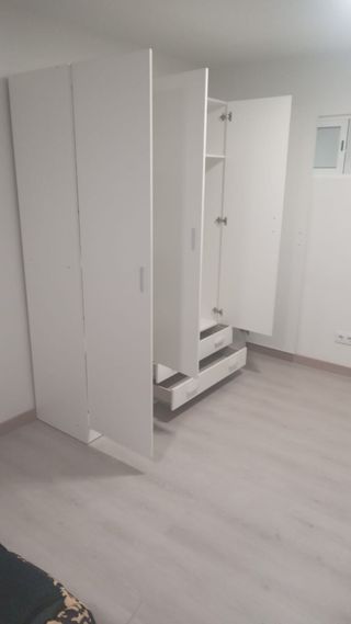 Armario blanco de madera