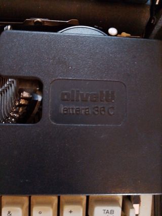 Macchina da scrivere Olivetti Lettera 36 C