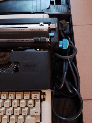 Macchina da scrivere Olivetti Lettera 36 C