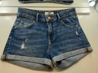 Pantalón corto vaquero desgastado