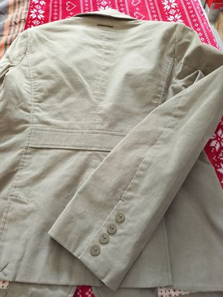 Americana de pana beige es una L pero vale para m