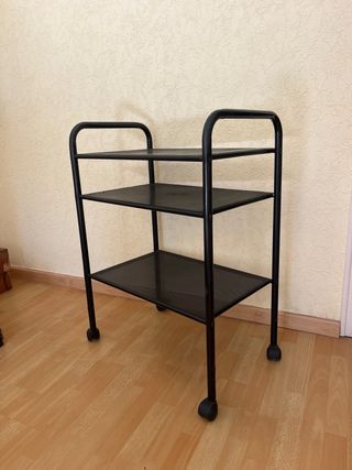 Carro metálico 3 pisos; Tv, camarera, auxiliar.