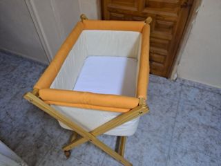 Cuna de bebé de madera con ruedas