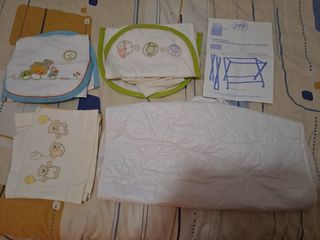 Cuna de bebé de madera con ruedas