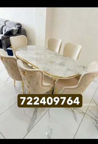 Mesa de comedor ovalada  imitación mármol y oro