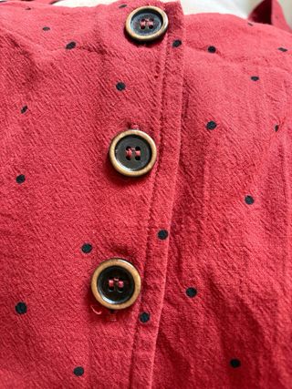 Vestido rojo de topos
