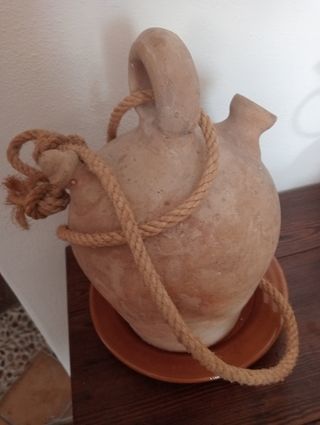 Botijo de barro blanco antiguo.