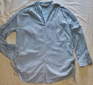 Camisa de rayas azul y blanca de Zara