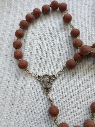 Rosario de pétalos marrón