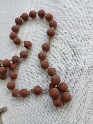 Rosario de pétalos marrón