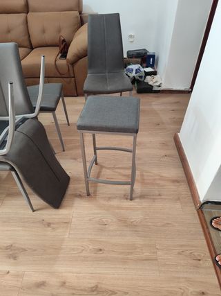 6 Sillas y 2 Taburetes Grises