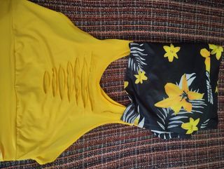 Traje con estampado floral,con rajas en los lados 