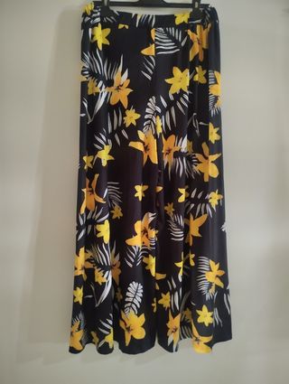 Traje con estampado floral,con rajas en los lados 