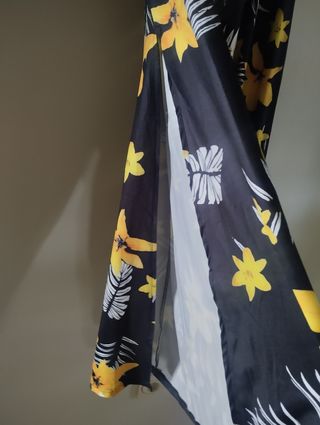 Traje con estampado floral,con rajas en los lados 