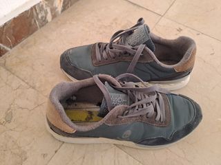 Deportivos azules y marrones