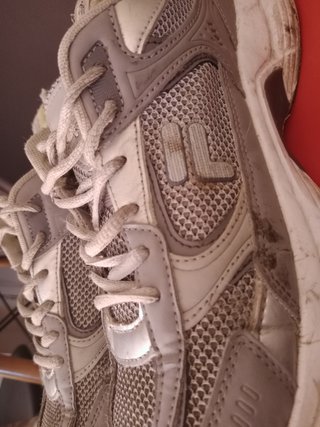 Zapatillas Fila grises y blancas