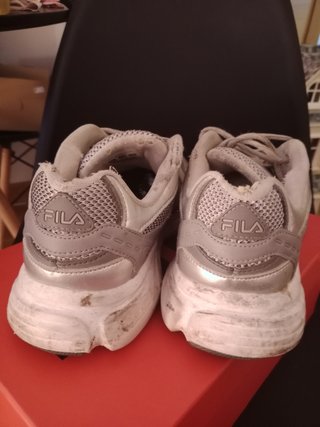Zapatillas Fila grises y blancas