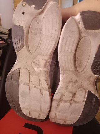 Zapatillas Fila grises y blancas