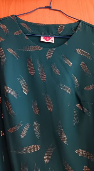 Blusa verde con estampado dorado