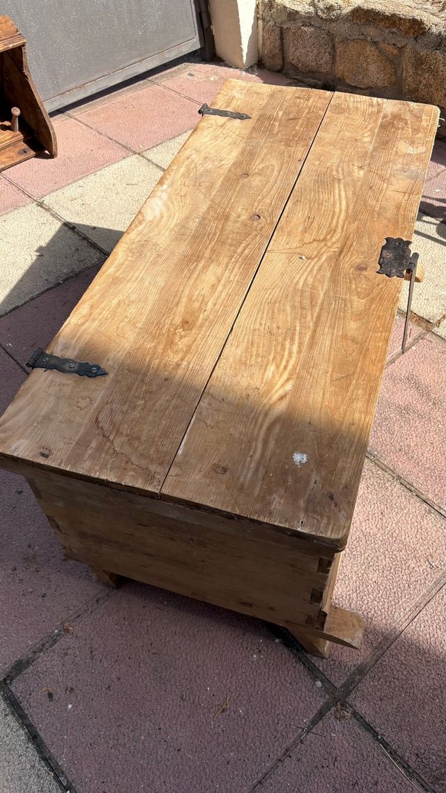 Baú de madeira natural com ferragens