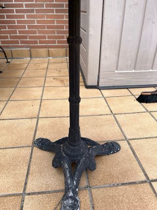 Mesa de mármol y hierro forjado