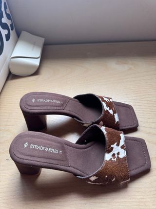 Sandalias Stradivarius tacón marrón estampado