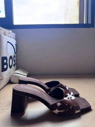 Sandalias Stradivarius tacón marrón estampado