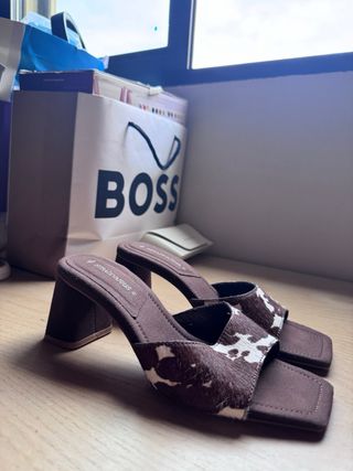 Sandalias Stradivarius tacón marrón estampado