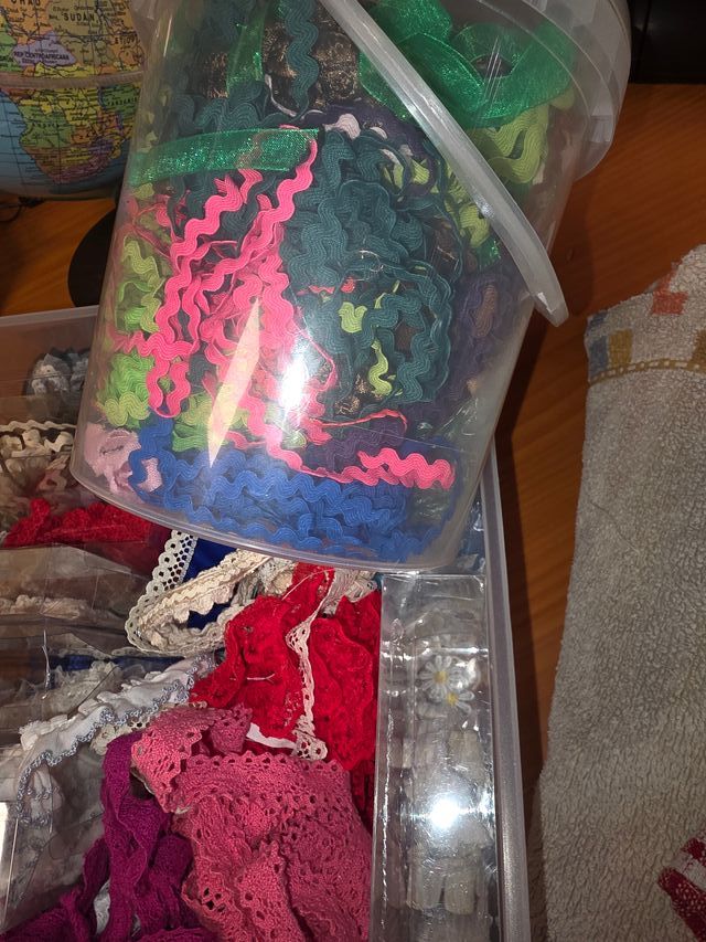Caja de cintas y encajes variados