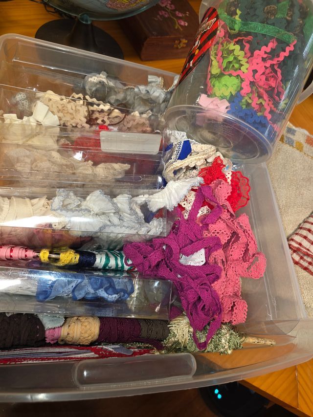 Caja de cintas y encajes variados