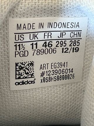 Zapatillas Adidas sin estrenar.