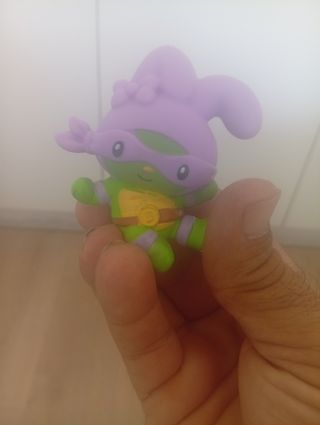 Figura de juguete morada y verde