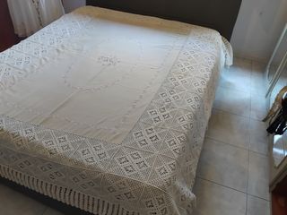 Copriletto uncinetto beige e bianco anni 60