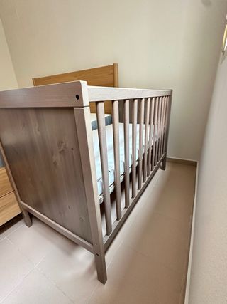Cuna de bebé con colchón