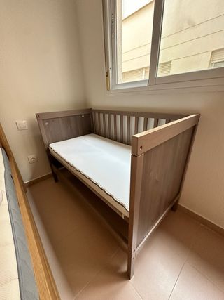 Cuna de bebé con colchón