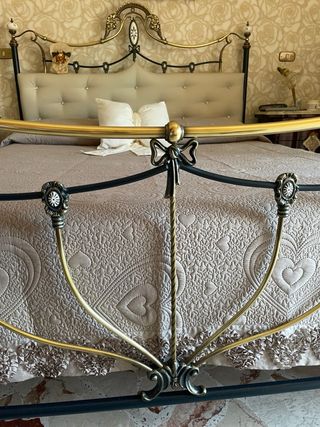 Letto matrimoniale beige e bianco