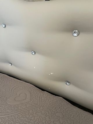 Letto matrimoniale beige e bianco