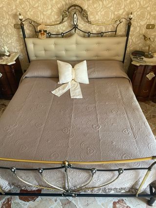 Letto matrimoniale beige e bianco
