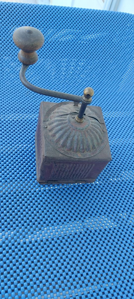 Macinino da caffè antico